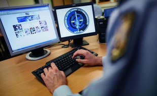 Un gendarme de la Division de lutte contre la cybercriminalité, le 5 novembre 2007, à Rosny-sous-Bois.