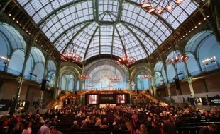 La vente de la collection rassemblée pendant 50 ans par Yves Saint Laurent et Pierre Bergé est devenue, dès le premier soir d'enchères lundi soir, la plus importante dispersion d'une collection privée au monde, avec plusieurs records à la clé pour des artistes modernes.