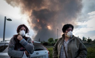 Des riverains de Seseña attendent d'être évacués alors qu'un nuage de fumée toxique se dirige vers la ville espagnole, après un incendie dans une décharge sauvage de pneus le 13 mai 2016