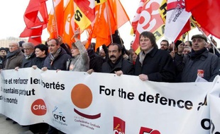 Les leaders de FO Jean-Claude Mailly (2e g), de la Confédération syndicale internationale (CSI) Sharan Burrow (3e), de la CFDT Laurent Berger, de la CGT Philippe Martinez (6e) et l'un de ses prédécesseurs, Bernard Thibault (7e), le 18 février à Paris.