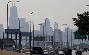 La pollution trouble le panorama des gratte-ciels de Chicago, le 9 juillet 2020.
