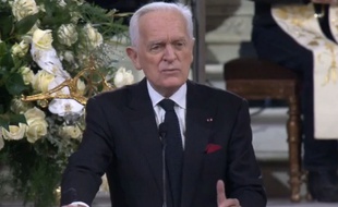 Le journaliste Philippe Labro a été le premier a prononcer un discours en l'honneur de Johnny Hallyday