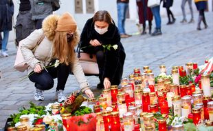 Des bougies en hommage aux quatre victimes de l'attaque terroriste à Vienne, le 6 novembre 2020.