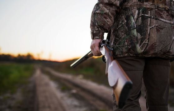 Un homme avec un fusil lors d'une partie de chasse (Illustration).