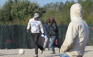 Calais (Pas-de-Calais), le 13 octobre 2016. Des adolescents jouent au football dans la «jungle» de Calais.