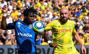 Nicolas Pallois au duel avec un Rémois.