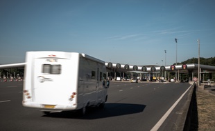 Le péage de Saint-Arnoult sur l'A10, en juillet 2019.