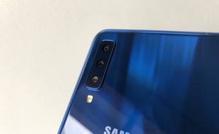 Galaxy A7: Samsung aligne trois capteurs à l'arrière d'un smartpphone vendu 300 euros.