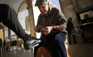 Chômeur de longue durée, à la rue depuis un an, Orlando Sousa se sent "renaître". A 62 ans, il est devenu cireur de chaussures grâce à plusieurs institutions qui veulent ressusciter des métiers traditionnels de Lisbonne, capitale d'un pays en crise.