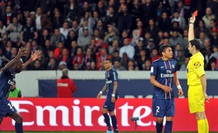 "Pourquoi ce rouge ? C'est inacceptable", a déclaré Leonardo en zone mixte, à propos de l'exclusion de Thiago Silva, renvoyé aux vestiaires à la 43e minute pour avoir posé ses mains sur la poitrine de l'arbitre.