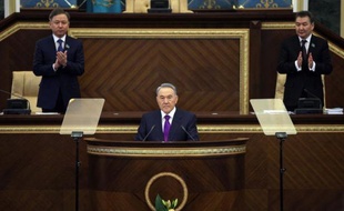 La justice kazakhe a placé pour deux mois en détention deux opposants et un journaliste, a annoncé vendredi l'opposition, qui se dit sous une pression accrue du régime du président Noursoultan Nazarbaïev, depuis une révolte sociale réprimée dans le sang en décembre.