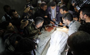 Quatre combattants du Hamas ont été tués et cinq soldats israéliens blessés jeudi soir lors d'un violent accrochage à la frontière entre Gaza et Israël, l'incident le plus sérieux dans le territoire palestinien depuis l'opération "Pilier de Défense" il y a un an.