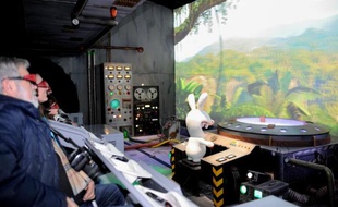 Des spectateurs de la nouvelle attraction "La machine à voyager dans le temps avec les Lapins crétins", le 7 décembre 2013 au Futuroscope de Poitiers