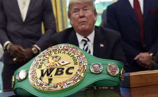 Donald Trump, alors président des Etats-Unis, reçoit à la Maison-Blanche une ceinture de boxe, le 24 mai 2018.