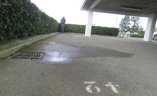 Le parking souterrain de l'IRSS, à Rennes, où un cadavre a été retrouvé dans un chariot de supermarché le 16 mars 2020. Une importante mare de sang est toujours visible au sol.