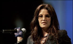 La chanteuse Lisa Marie Presley a épousé en quatrièmes noces l'un de ses musiciens fin janvier au Japon, a annoncé jeudi le porte-parole de la fille unique d'Elvis Presley.