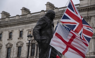 Un drapeau britannique devant le Parlement, à Londres.