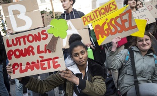 Des jeunes manifestent pour le climat à Nantes, le 1er mars 2019 à l'occasion des "Vendredis pour le futur".