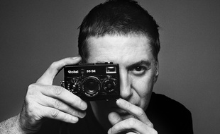 Etienne Daho (détail d'une photographie utilisée pour l'affiche de «Daho l'aime pop!» à la Philharmonie de Paris.