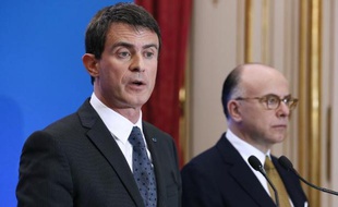 Le Premier ministre Manuel Valls lors d'une conférence de presse avec le ministre de l'Intérieur Bernard Cazeneuve à Matignon le 23 décembre 2014