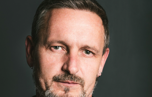 Var : Le coiffeur Thierry Gras recycle les cheveux en boudins antipollution