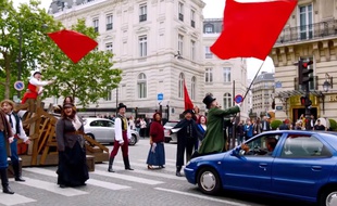 James Corden (sur la voiture) mène la séquence Crosswalk the Musical in Paris - Les Misérables».