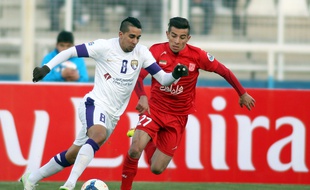 Yassine El Ghanassy (à gauche) en avril 2014 avec le maillot du club émirati Al-Ain.