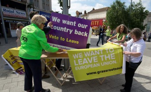 Des militants du "leave" attendent leur leader Nigel Farage à Clacton-on-sea le 21 juin 2016