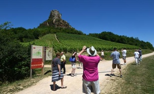 Des touristes à La-Roche-de-Solutré près de Mâcon