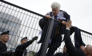 Pierre Plissonnier, responsable de l'activité long courrier à Air France, s'échappe en escaladant un grillage le 5 octobre 2015 à Roissy-en-France