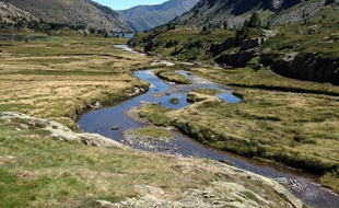 Un lac de montagne dans les Pyrénées.