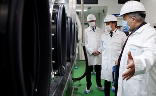 Emmanuel Macron lors d'une visite du laboratoire pharmaceutique Seqens à Villeneuve-la-Garenne (Hauts-de-Seine), le vendredi 28 août 2020.