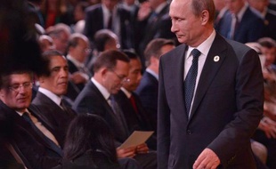 Le président russe Vladimir Poutine passe devant le Premier ministre canadine Stephen Harperet le président Barack Obama à son arrivée au G20 le 15 novembre 2014 à Brisbane
