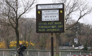 Un panneau indique que la circulation des véhicules dotés d'une plaque d'immatriculation paire est interdite le 17 mars 2014