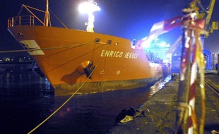 Un pétrolier italien a été capturé par des pirates au large du sultanat d'Oman, a annoncé mardi matin l'armateur napolitain du navire dans un communiqué sur son site internet.