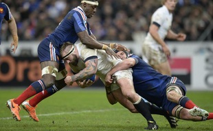 L'anglais Joe Marler (au centre) stoppé par les Français Bernard Le Roux (à droite) et Yannick Nyanga le 1er février 2014.