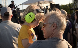Un père et son enfant lors de l'édition 2015 du festival This Is Not A Love Song.