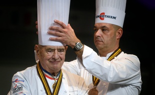 Jérôme Bocuse (à droite) a précisé que son père, Paul, chef triplement étoilé au Michelin depuis 1965, ne voulait pas d'un hommage national, comme le réclament les Toques blanches lyonnaises/ AFP PHOTO / Jeff PACHOUD