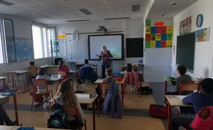 Illustration d'élèves, ici dans une école à Castelnau-le-Lez, près de Montpellier, en période de coronavirus (Covid-19).