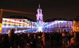 La façade de l'Hôtel de ville de Rennes mise en lumière pour Noël, ici en 2015.