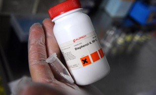 Un scientifique tient une bouteille contenant du bisphénol A