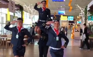 Trois hôtesses et un steward ont dansé jeudi dans la salle d'embarquement de l'aéroport.