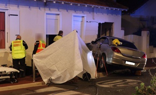 La voiture a terminé sa course dans une maison