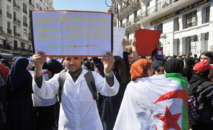 Les manifestations sont quasi-ininterrompues depuis trois semaines en Algérie.