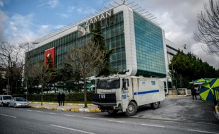 Un véhicule de la police turque devant le journal d'opposition Zaman à Istanbul, le 5 mars 2016