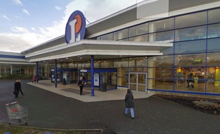 Quatre agents de sécurité ont été mis en examen soupçonnés d'avoir pillé l'hypermarché qu'ils surveillaient à Fameck (Moselle, Lorraine).