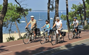 Des cyclistes sur l'itinéraire Vélodyssée à Arcachon (Gironde).
