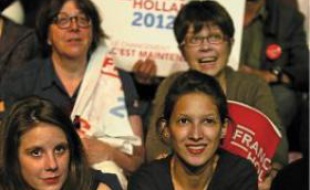 Des milliers de militants PS se sont réunis dimanche au Transbordeur pour fêter la victoire, tandis qu'à l'UMP (à dr.), la déception se lisait sur tous les visages.