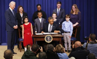 Barack Obama signe 23 décrets pour lutter contre la violence des armes à feu, le 16 janvier 2013.