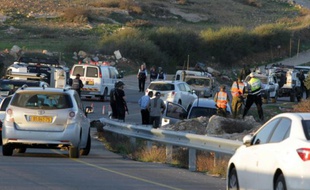 Des soldats israéliens sur les lieux d'un attentat qui a fait deux morts israéliens, le père et son fils, le 13 novembre 2015 près de la colonie d'Otniel, près d'Hébron, en Cisjordanie